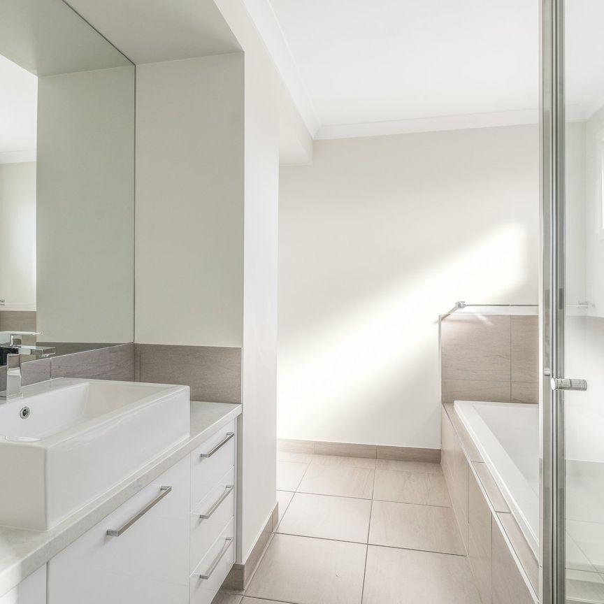 Townhouse in prime location! - Photo 1