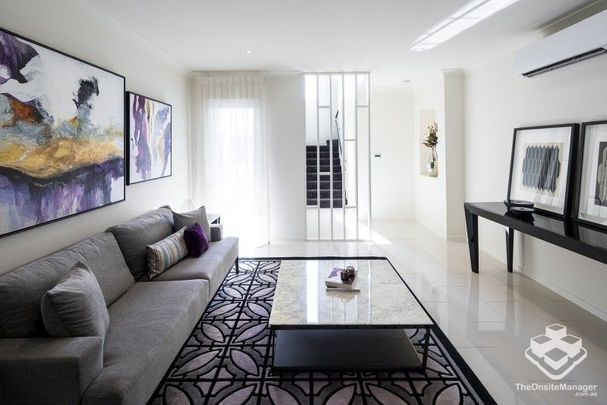 Contemporary Family Terrace in Prime Location - Modern Living at The Heights! - Photo 1