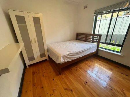 “Spacious & Well-Maintained Family Home in a Prime Location” - Photo 3