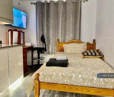 1 bedroom in a house share to rent - Photo 2