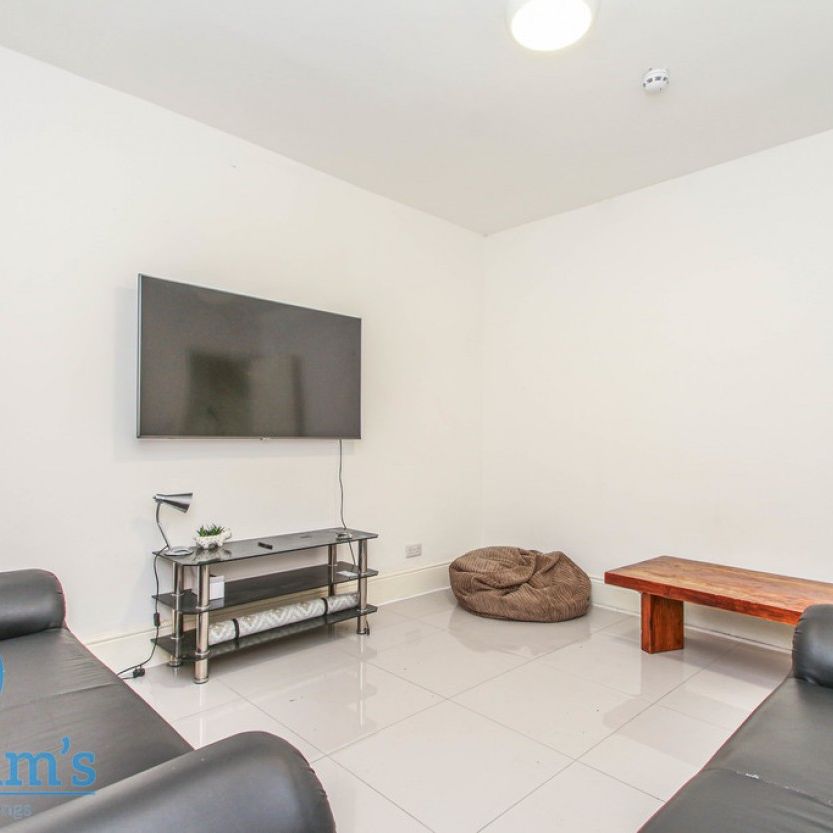 6 bed Semi-Detached House for Rent - Photo 1