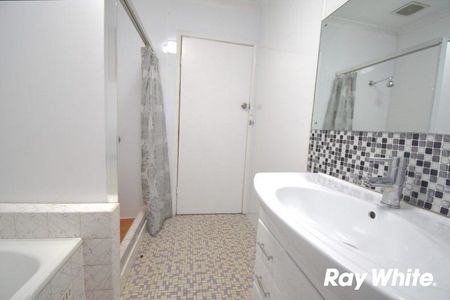 Three Bedroom Family Home - Quiet Neighbourhood - Photo 2