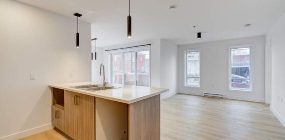 Très beau 51/2 luxueux, plein centre ville de Valleyfield ! Deux balcons, deux salles de bain, 2 A/C! Stationnements int, ascenseur, wifi inclus ! - Photo 2