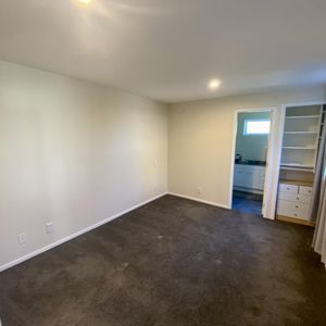 Modern One-Bedroom Flat in Stoke - Photo 2