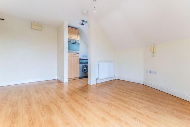 Studio to rent - Photo 1