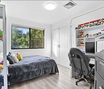 Grand Family Living in a Tranquil Cul-de-Sac - Photo 2