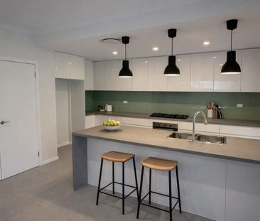 Spacious Near New 5-Bedroom Family Home - Immediately available - Photo 3