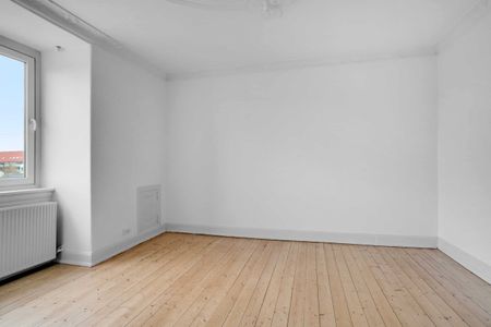 Lejlighed med stuklofter tæt på stadion og fjord - Photo 5