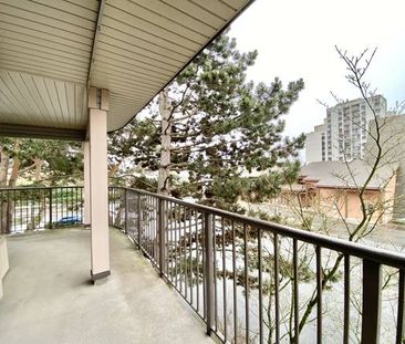 Spacious 2 bedroom + 2 bath suite next to Richmond Centre & Minoru!! - Photo 3