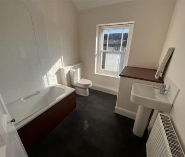 2 bedroom end of terrace house to rent - Photo 4