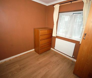 3 bedroom end of terrace house to rent - Photo 2