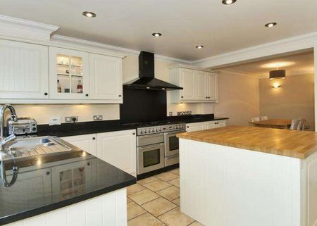 A four bedroom town house situated in a cul-de-sac - Photo 4