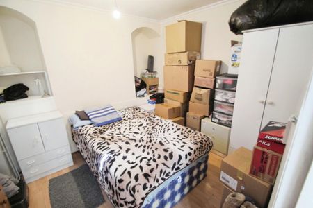 4 bedroom semi-detached house to rent - Photo 2