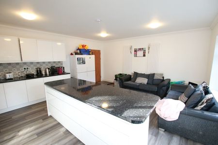 6 Bed Terraced House, Shinfield Road, RG2 - Photo 2