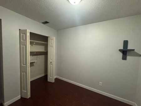 Spacious Home With 2 Kitchens - Photo 4