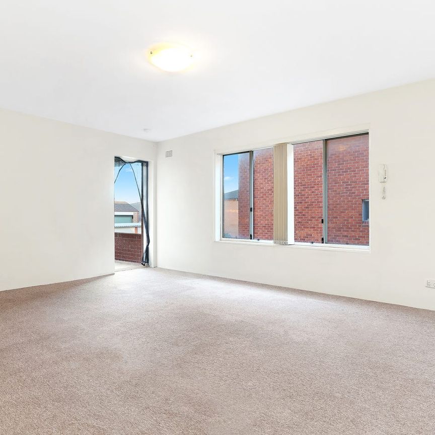 Bright Two-Bedroom Apartment – Walking Distance to Maroubra Beach - Photo 1