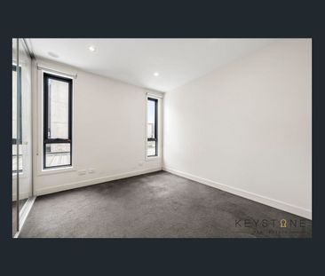 SPACIOUS BRIGHT OPEN PLAN LIVING! - Photo 1
