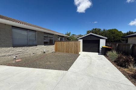 Modern, Private & Spacious – 3 Bedroom Home on Quiet Back Section - Photo 4