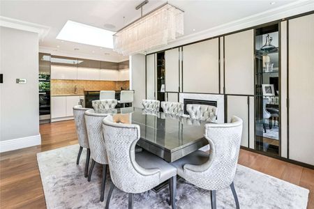 Exceptional 4 bedroom, 3 bathroom penthouse apartment overlooking Westminster Cathedral. Beautifully refurbished and exquisitely furnished. - Photo 5