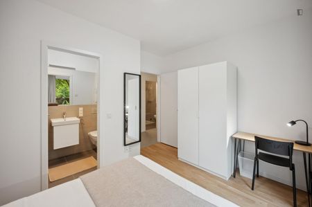 Berlin -Mitte | Private Bedroom and Bathroom - Photo 3