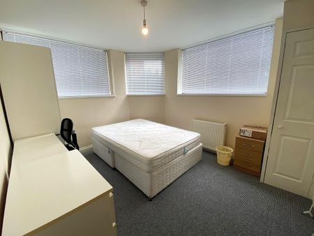 3 bedroom flat to rent - Photo 3