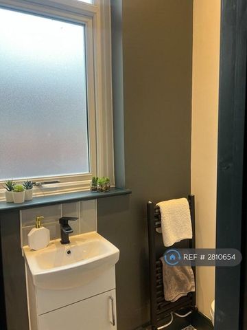 1 bedroom in a house share to rent - Photo 4