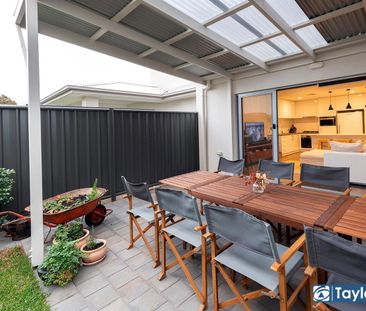 STUNNING TOWNHOUSE IN SUPERB LOCATION! - Photo 6