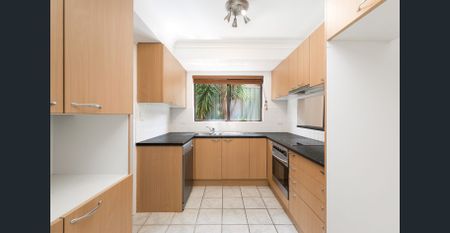 Three bedroom two storey townhouse - Photo 4