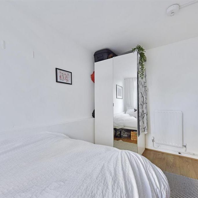 4 bedroom flat to rent - Photo 1