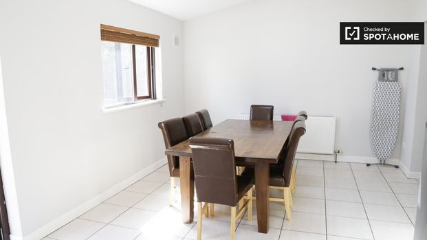 Bright room in 5-bedroom apartment in Ballymun, Dublin - Photo 1