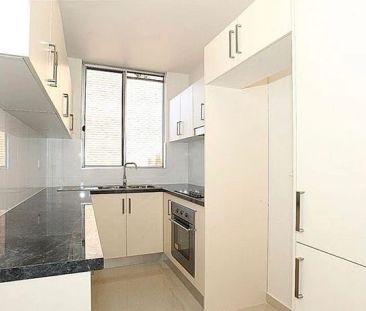 Neat | Bright | Charming | Two Bedder in the heart of Meadowbank - Photo 5