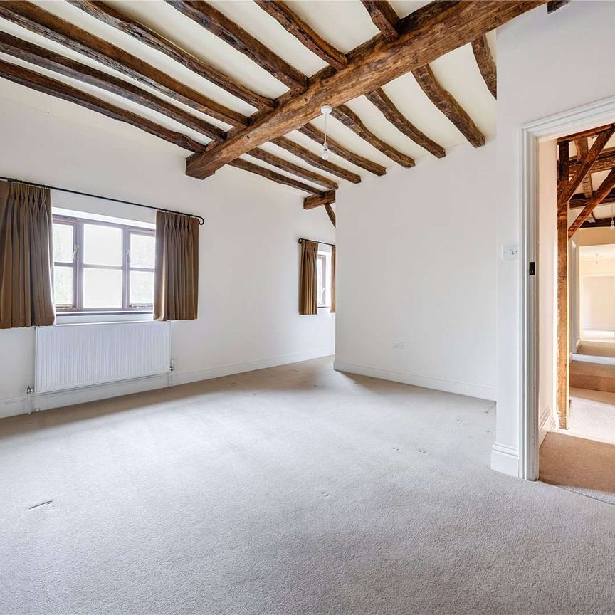 Six-bedroom detached former farmhouse with ground-floor lateral living. - Photo 1