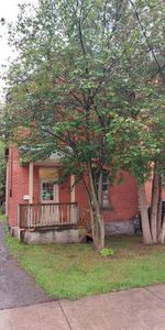 5 Bedroom, 2 Bathroom House in Sandy Hill for Rent (510 Besserer St) - Photo 4
