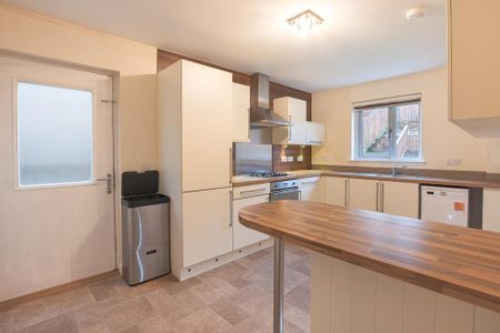 4 bedroom detached house to rent - Photo 3