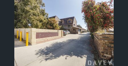 Spacious 3 Bedroom Unit - with huge backyard oasis! - Photo 5