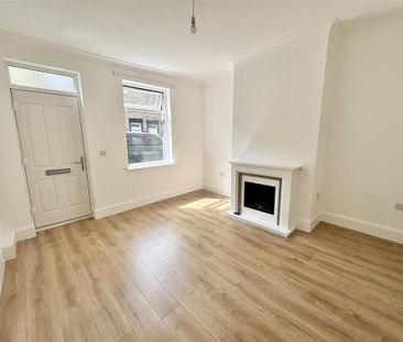 2 bedroom end of terrace house to rent - Photo 2