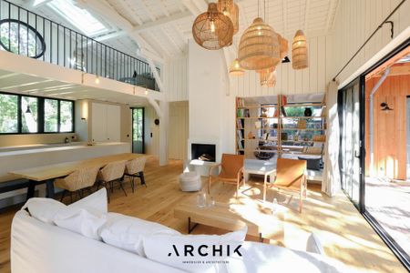 Architecture traditionnelle inspirée par des archétypes régionaux, cette maison de 125 m2 signée BLANC ROUGE ARCHITECTURE entièrement réalisée en bois s'inscrit sur un terrain arboré de 727 m2 avec piscine, dans une rue calme du Pyla et à proximité de la plage. - Photo 5