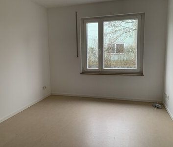 Mit eignem Garten, großem Tageslichtbad mit Dusche sowie Badewanne ... - Foto 2