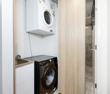 Contemporary Living With Amazing City Views - Photo 2