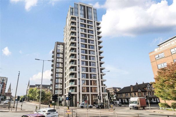 A two bedroom apartment to rent in Verto - Reading's popular residential building, with a balcony, residents gym and an exceptional standard of presentation. - Photo 1