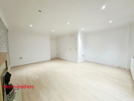 4 bed town house to rent in Silverwood Close, Sunnyside, S66 - Photo 3