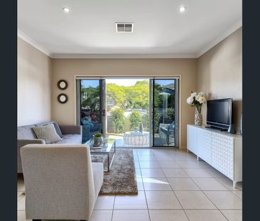 Modern 3-Bedroom, 2-Bathroom Townhouse in Northgate - Photo 1