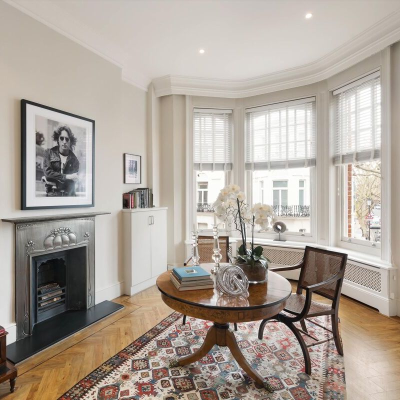 A beautifully proportioned three bedroom lateral apartment with a private outdoor space for let in the heart of Chelsea SW10. - Photo 1