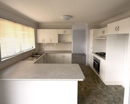3 Bedroom Home with Study! - Photo 2