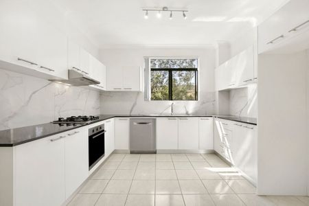 Sunny First Floor Apartment In A Convenient Location - Photo 2