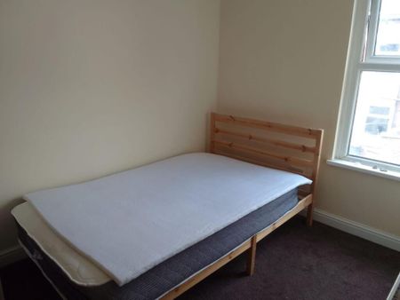 1 bedroom in a house share to rent - Photo 3