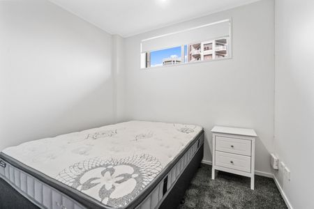 Renovated 2 bed apartment - Photo 4