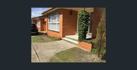 SPACIOUS & BEAUTIFULLY RENOVATED - Photo 2