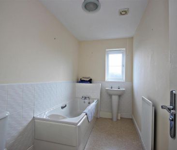 4 bedroom semi-detached house to rent - Photo 4