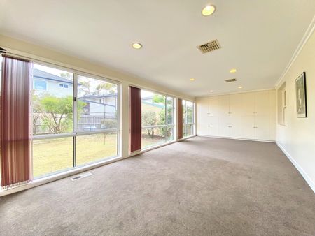 SPACIOUS THREE BEDROOM HOME IN EXCELLENT LOCATION - Photo 3
